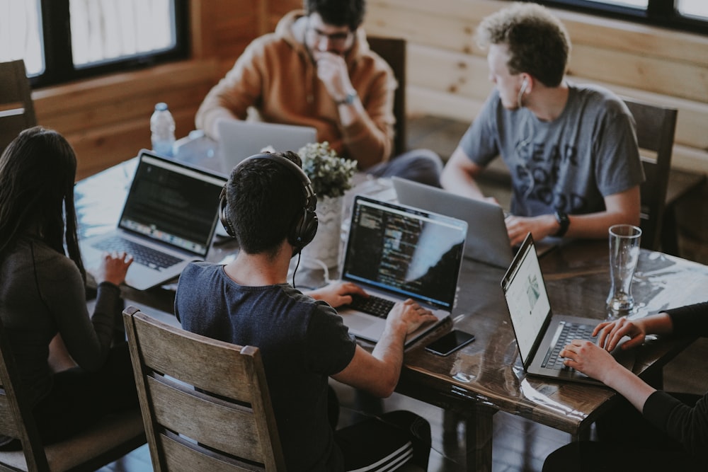 Team editoriale al lavoro sulla regia di un progetto multimediale