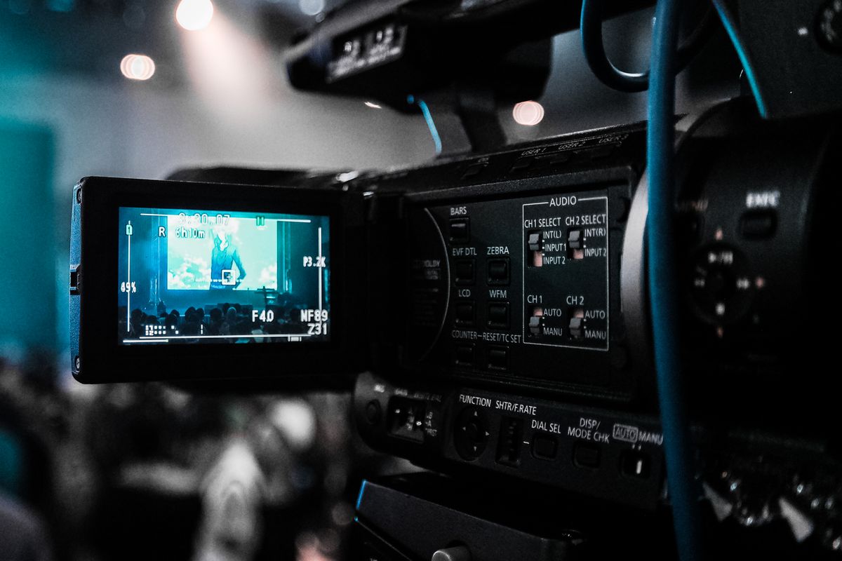 Riprese professionali in studio video con telecamera 4K e illuminazione da studio
