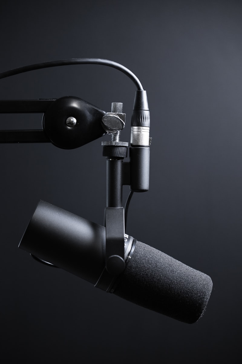 Sala di ripresa per podcast video professionale con luci calde